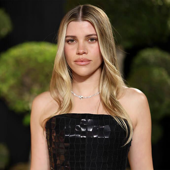 old-money-blonde-mobile