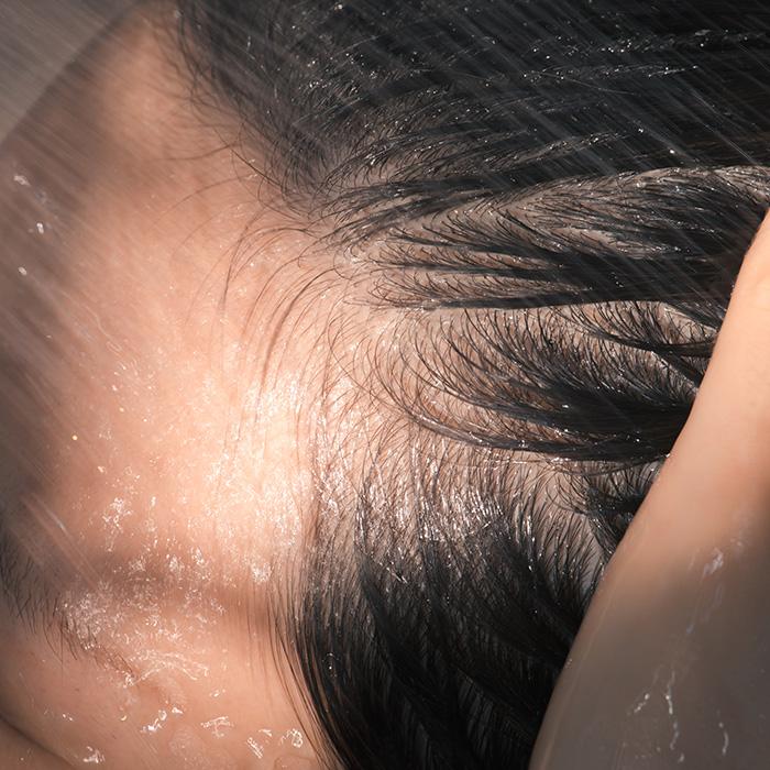 A photo of a hair rinsed with water Mobile