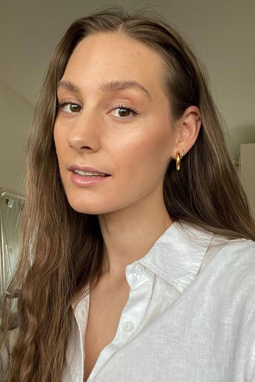 A shot of a model showing a natural makeup with glowy skin Desktop