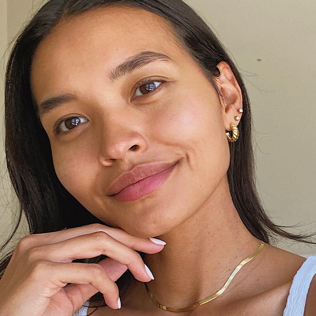 Close-up of a young woman with clear, glowy skin Desktop