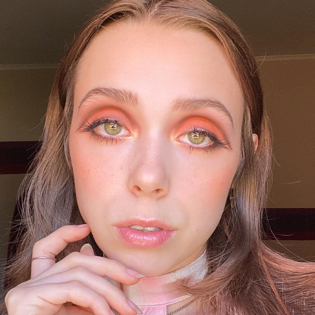 Devyn Severson in her room rocking an orange cut-crease eye makeup look Desktop