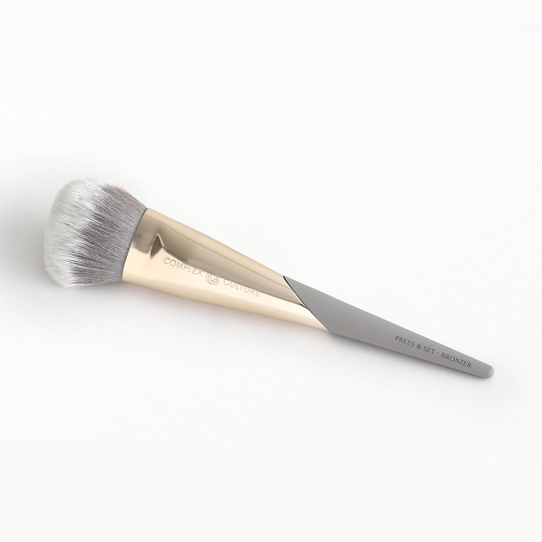 COMPLEX CULTURE Press & Set • Bronzer Brush Desktop productId:p-jxyred37qbee974