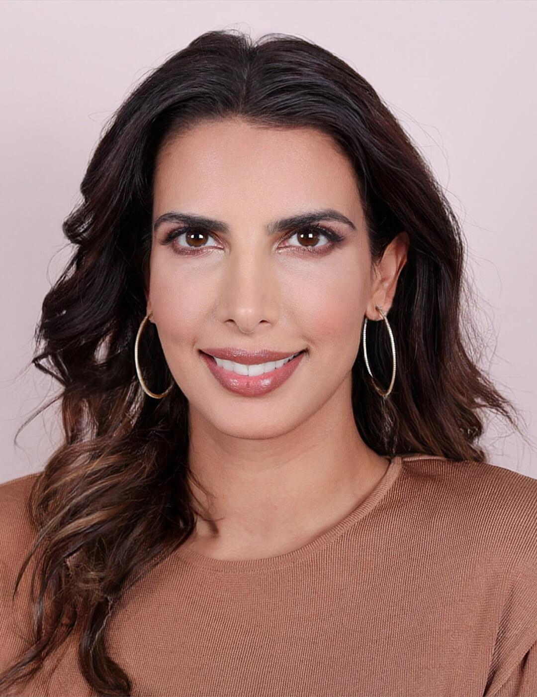 Portrait image of Divya Gugnani Desktop