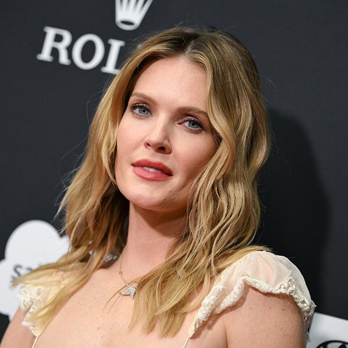 hot-honey-blonde-hair mobile