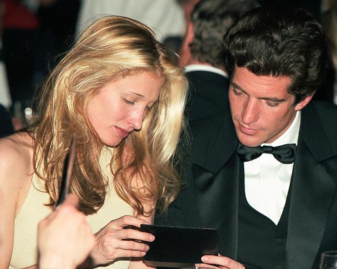 carolyn-bessette-kennedy-hair-blowout 01