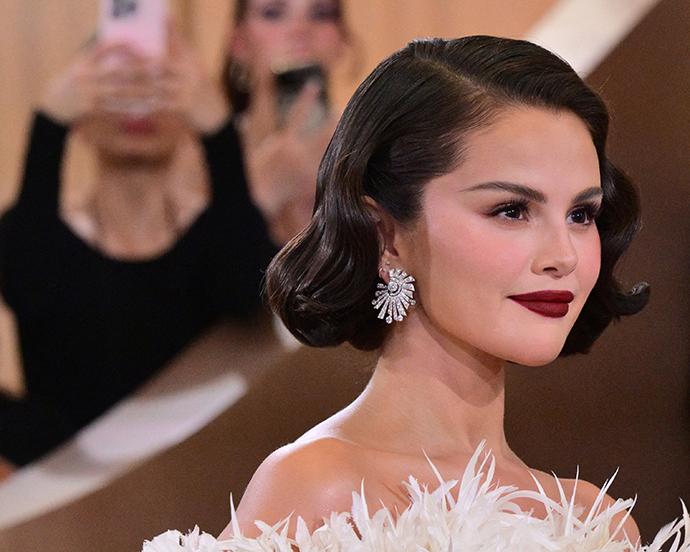 Selena Gomez-s Burgundy Lipstick thanksgiving-makeup-looks desktop