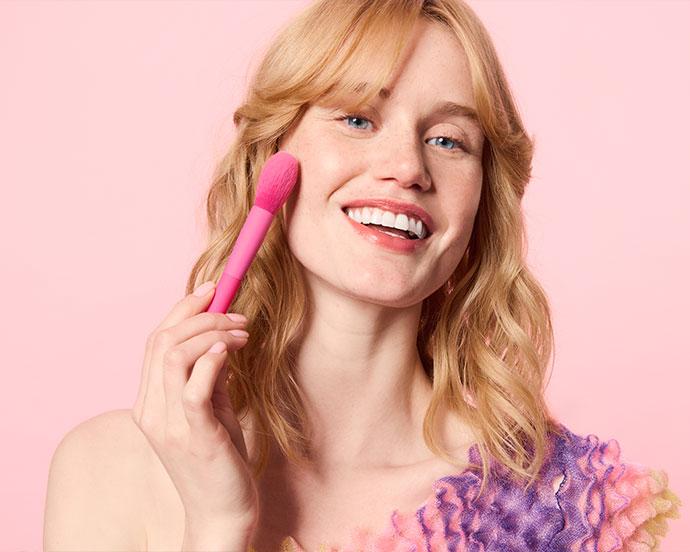 how-to-apply-makeup-with-freckles-header