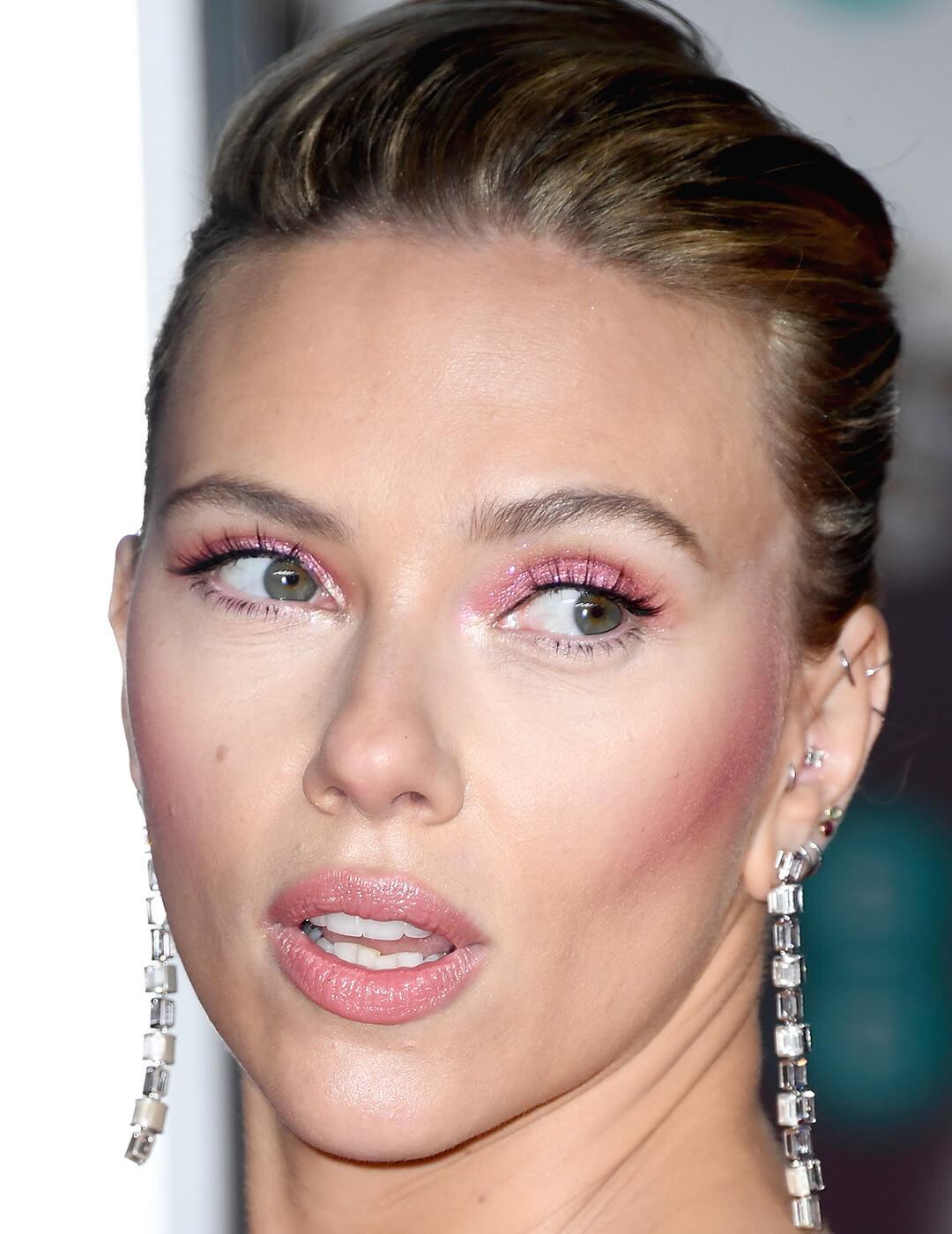 A photo of Scarlett Johansson with pink eyeshadow Mobile