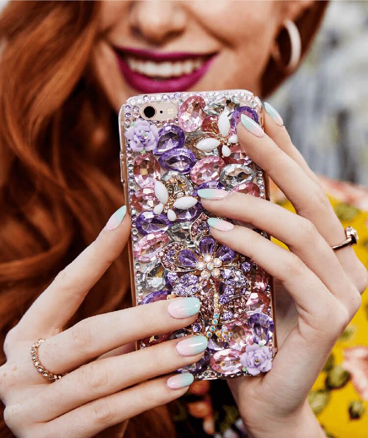 Ipster Madeline shows off her pink-and-blue dip dye nails. Desktop