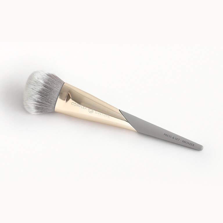 COMPLEX CULTURE Press & Set • Bronzer brush Desktop