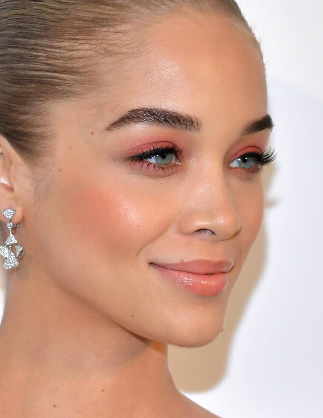 Jasmine Sanders rocking a pinky sunset eyeshadow look paired with a peachy blush and lipstick Mobile