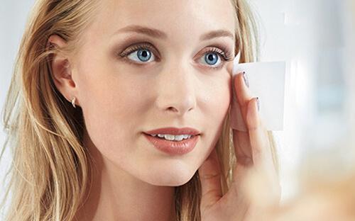 A model uses blotting papers to whisk away shine. Mobile