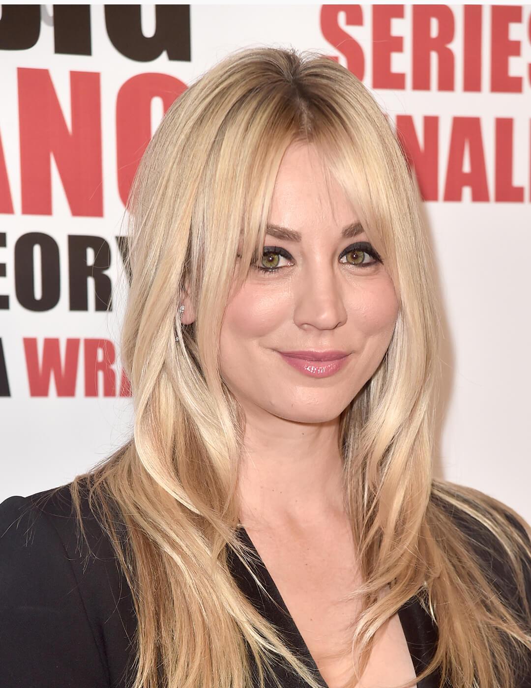 Kaley Cuoco looking chic at the red carpet with a wavy hairstyle Desktop