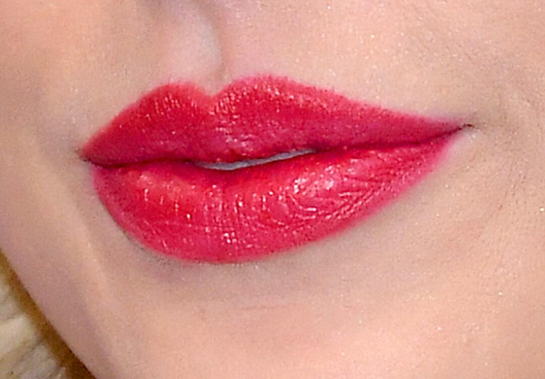 Close-up of Taylor Swift's lips Mobile