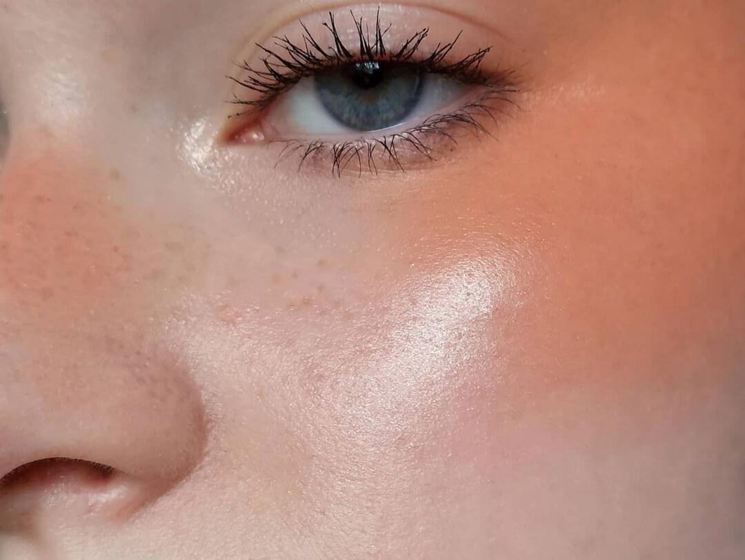 Close-up of a woman rocking a glowy, blush makeup look Desktop