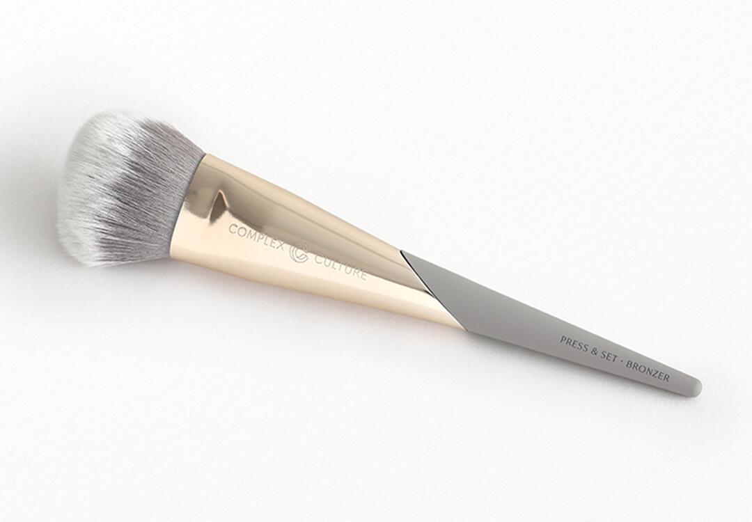 COMPLEX CULTURE Press & Set • Bronzer Brush Desktop