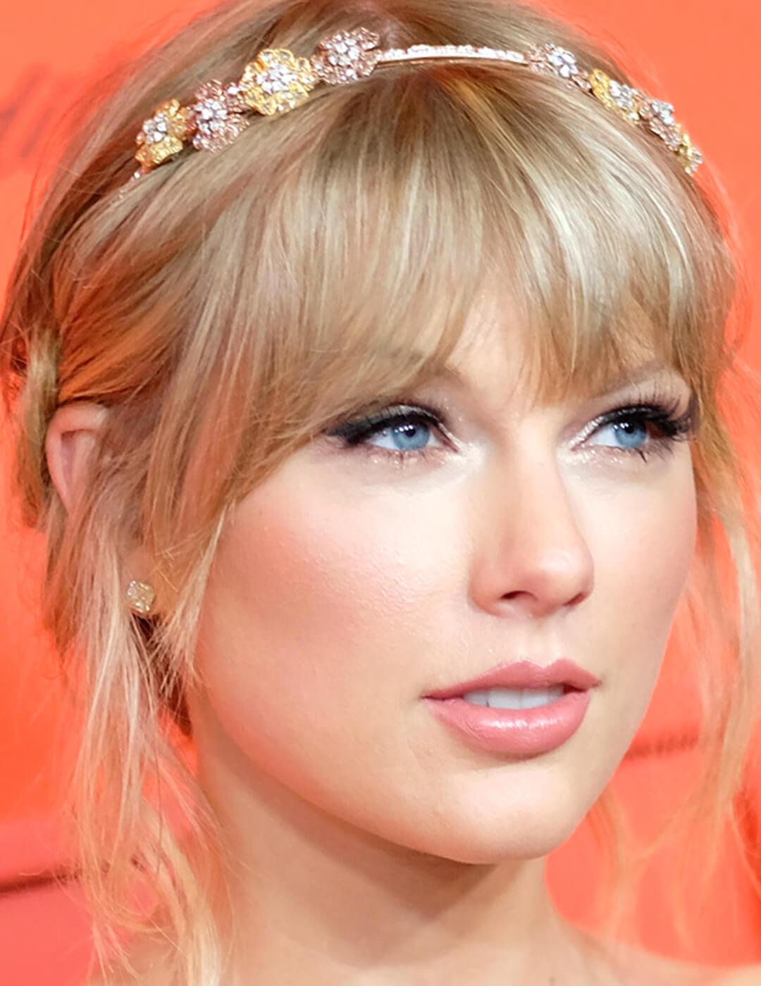 A photo Taylor Swift with a floral headband and pink blush and lip color Desktop
