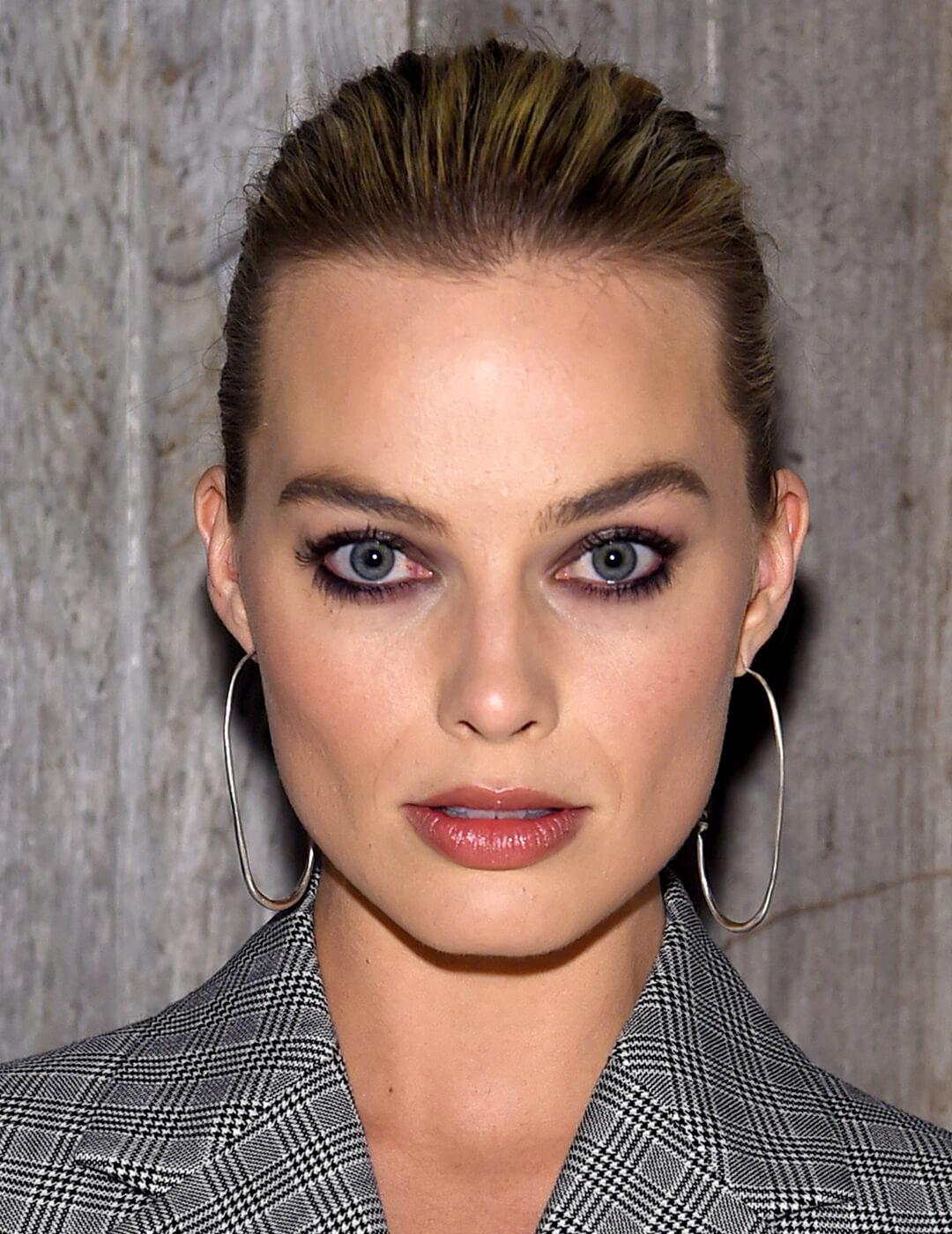 Margot Robbie rocking a dark and bold eyeshadow makeup look Desktop