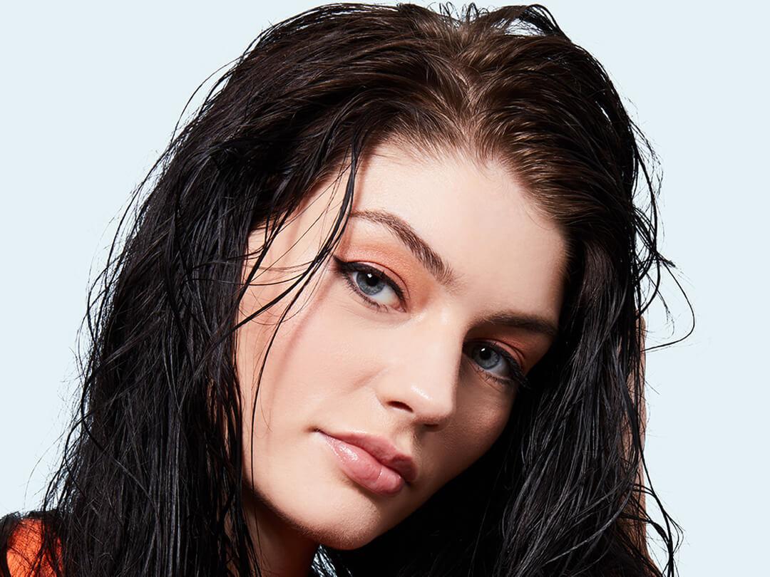 Close-up of a beautiful model rocking a neutral makeup look and wet hairstyle Desktop