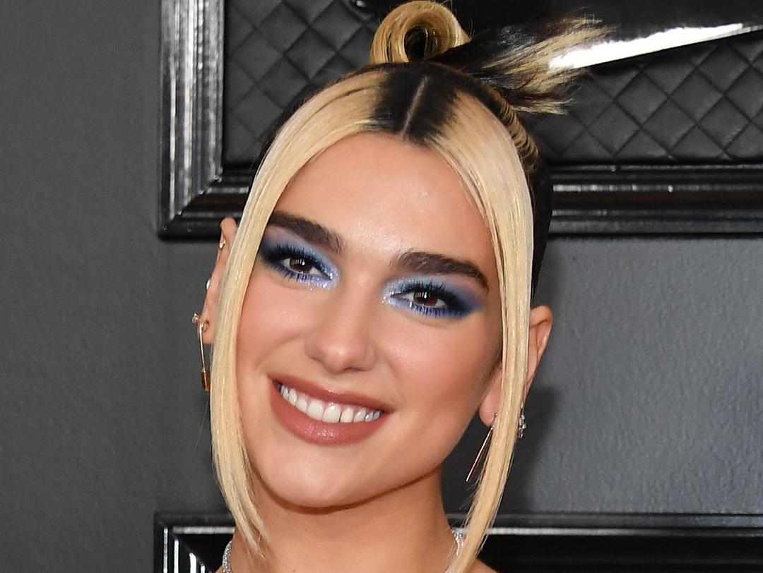 A photo of Dua Lipa looking fab with blonde hair and rooted streaks Desktop