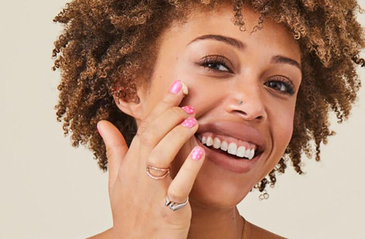 Jaleesa Moses applies Ofra Cool as a Cucumber primer to her cheeks. Desktop