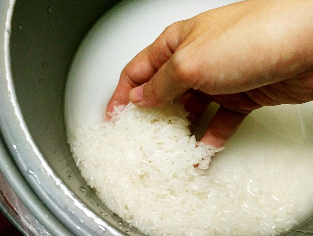 Washing jasmine rice in a rice pot Desktop