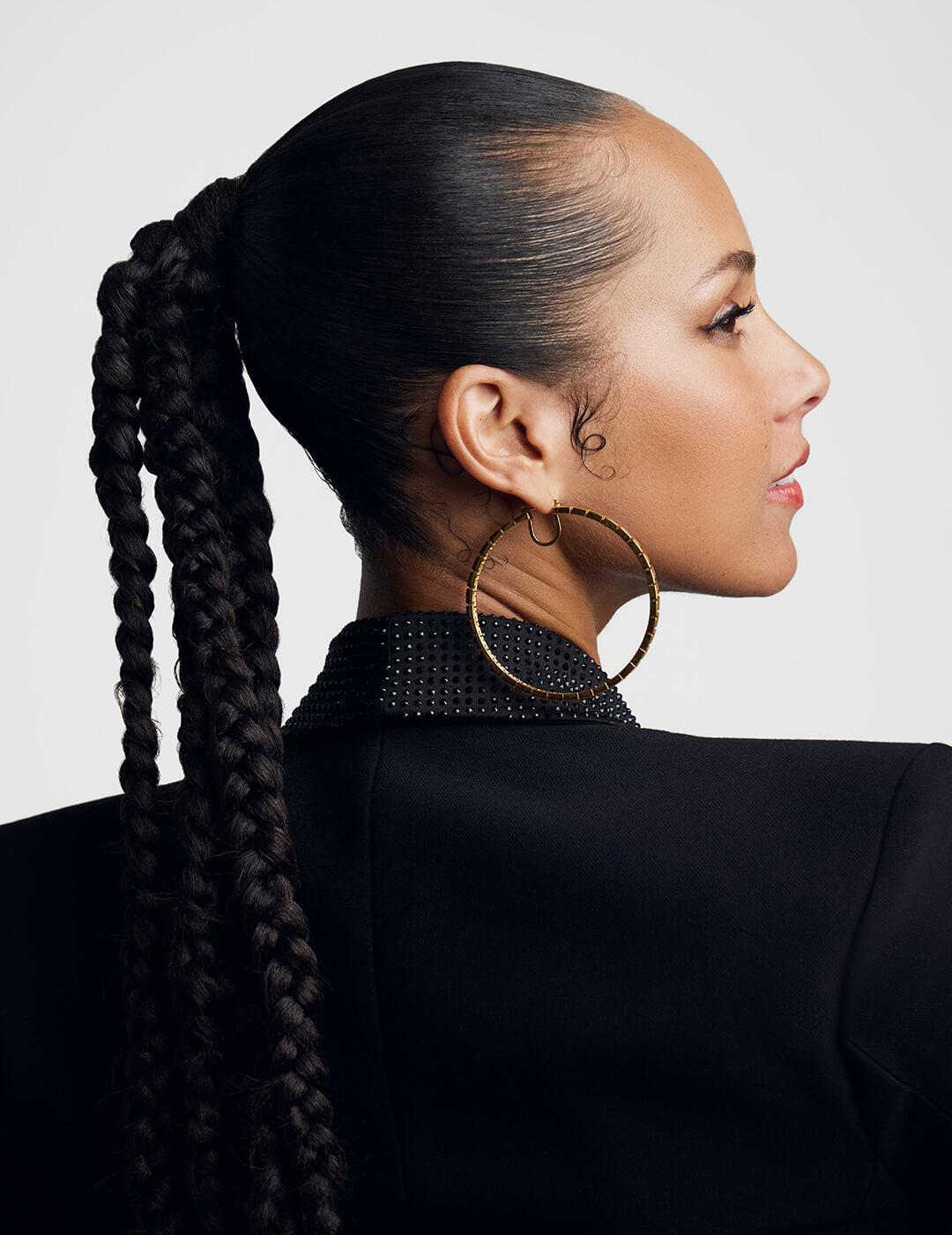 Portrait of Alicia Keys with her back to the camera Mobile