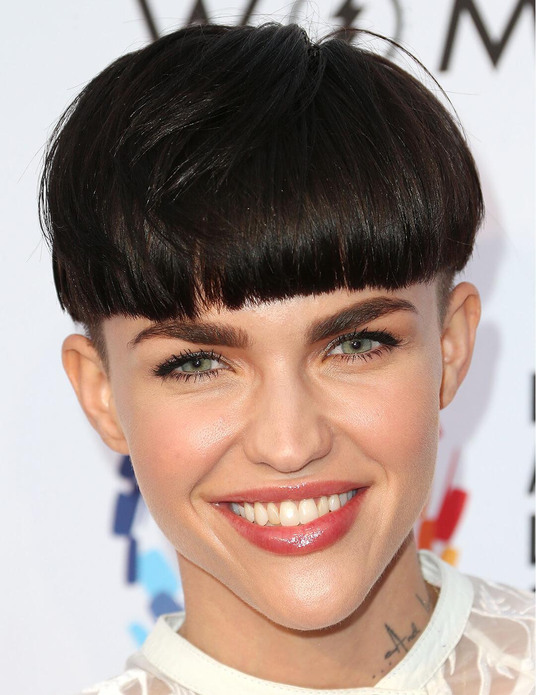 Ruby Rose smiling and rocking a blunt bowl undercut hairstyle on the red carpet Desktop