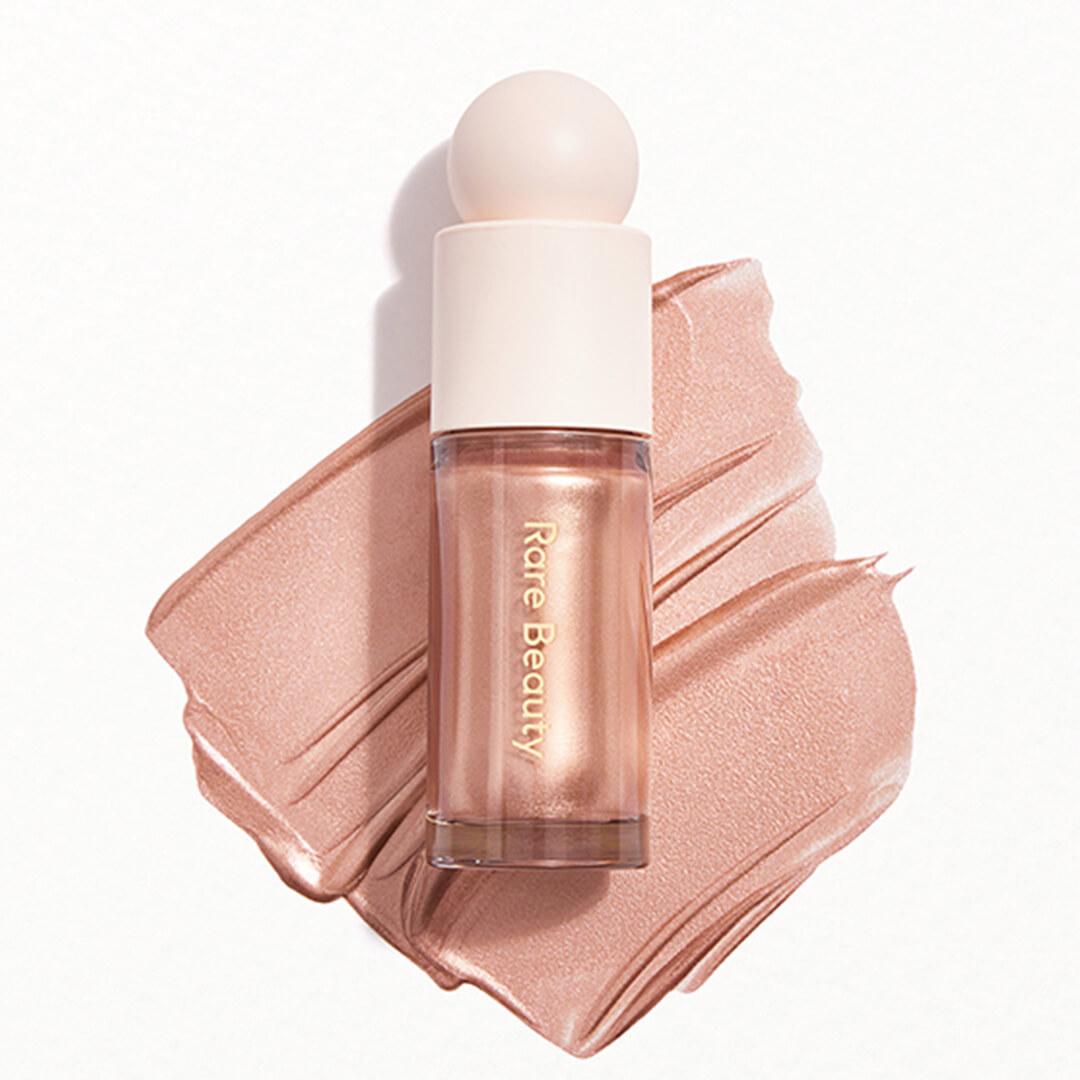 RARE BEAUTY Positive Light Liquid Luminizer in Transcend Desktop