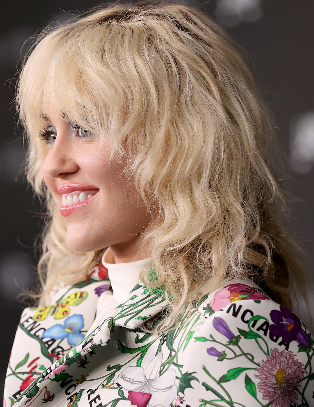 A photo of Miley Cyrus with a blond heightened volume hairstyle Desktop