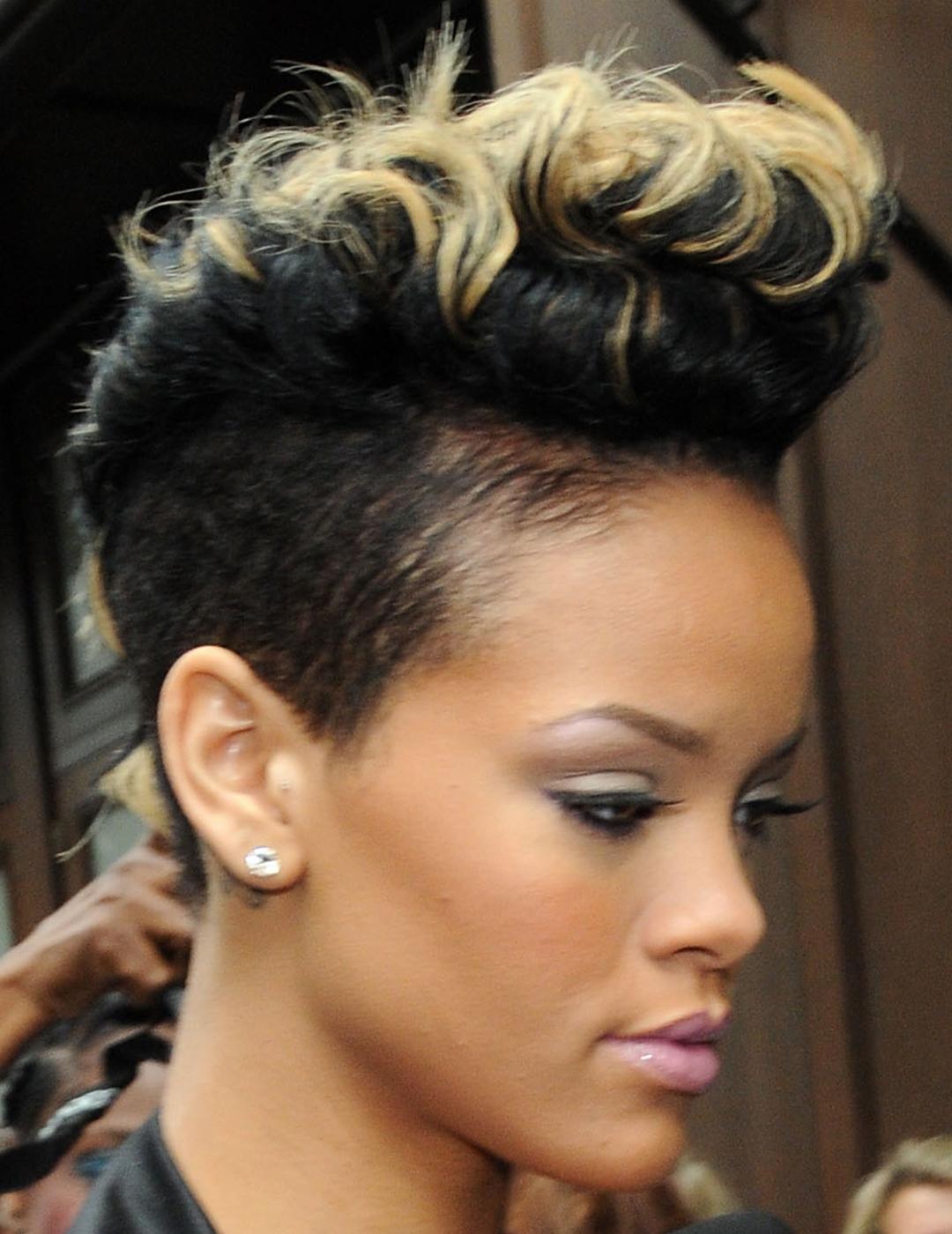 A photo of Rihanna with short hair with bleached ends Desktop