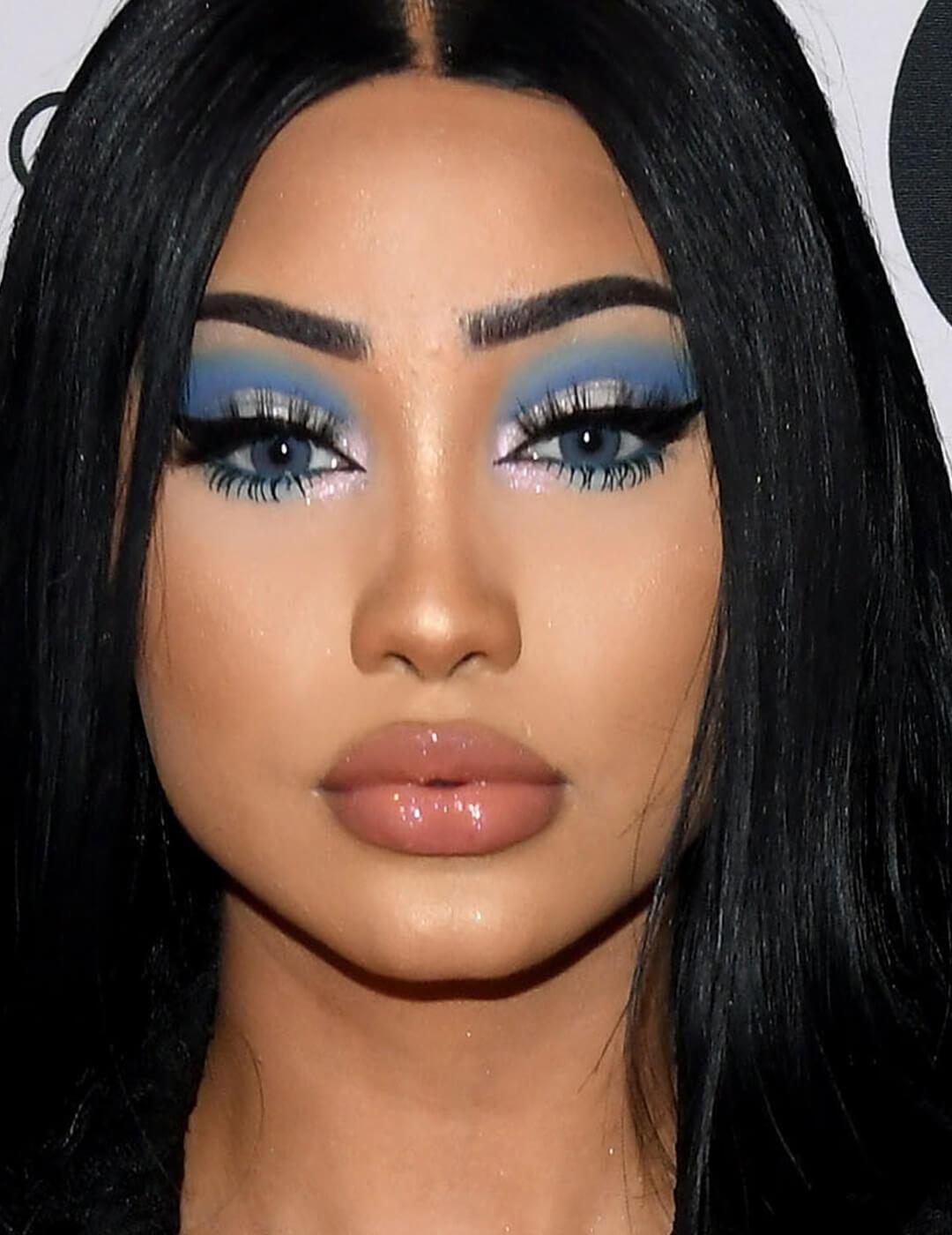 Celebrity on the red carpet rocking a blue eyeshadow makeup look Mobile