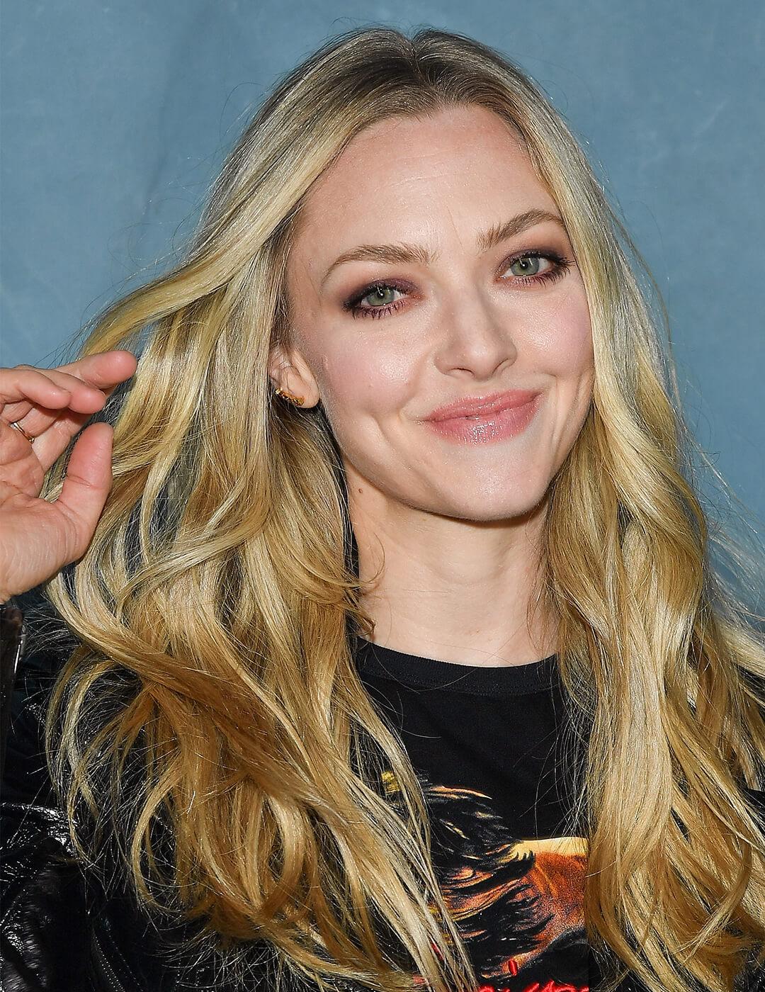 A photo of Amanda Seyfried with a layered style blond hair wearing a black shirt Desktop