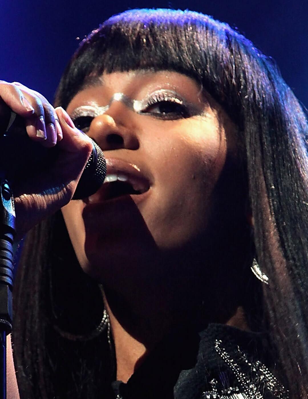 Solange Knowles performing and rocking a silver uni-liner makeup look Mobile