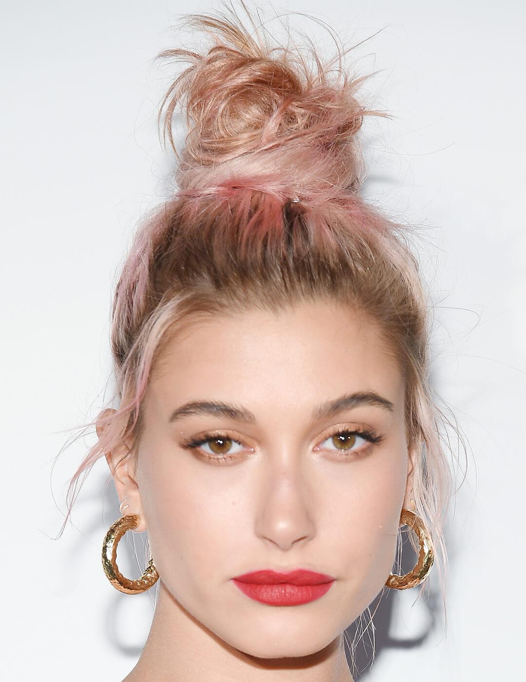 Hailey Bieber rocking it with a rose gold hair color Desktop