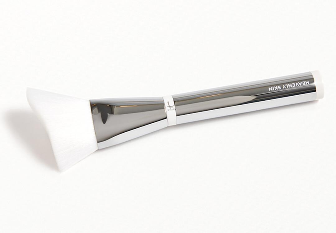 IT COSMETICS Heavenly Skin™ Skin-Smoothing Complexion Brush #704 Desktop