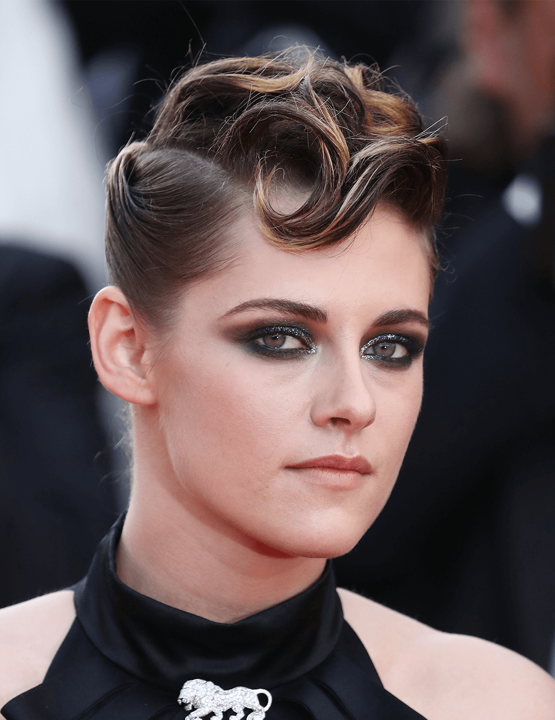 Kristen Stewart rocking a smoky eye makeup look and wavy pompadour hairstyle Mobile