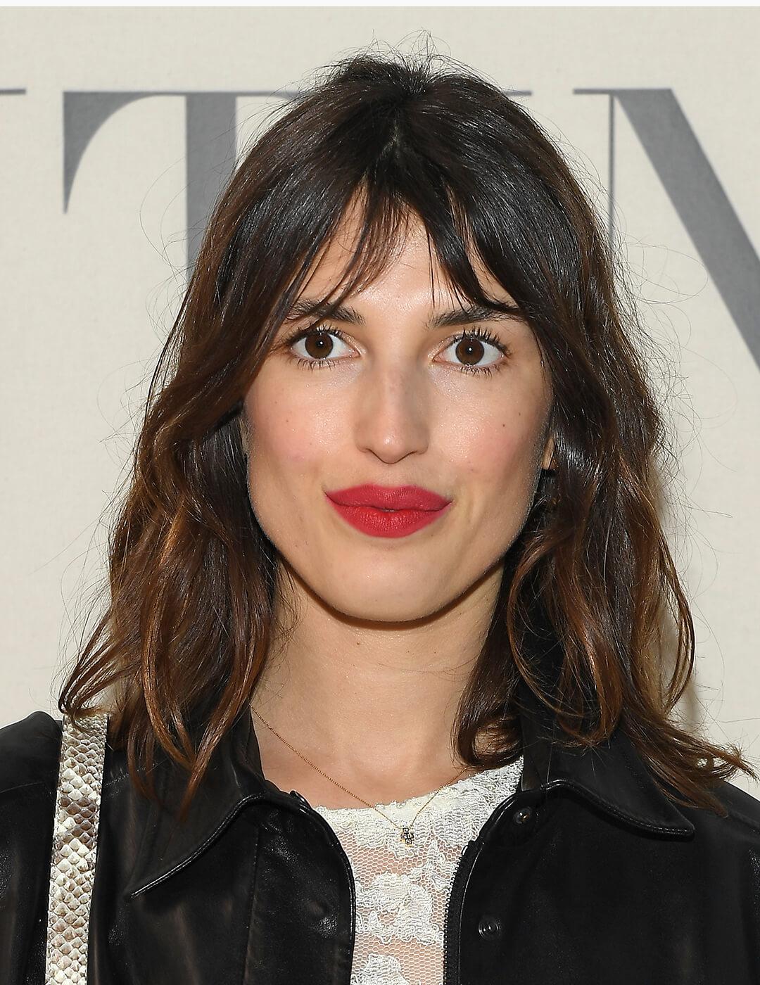 Jeanne Damas with a natural makeup look paired with red lips at the red carpet Desktop