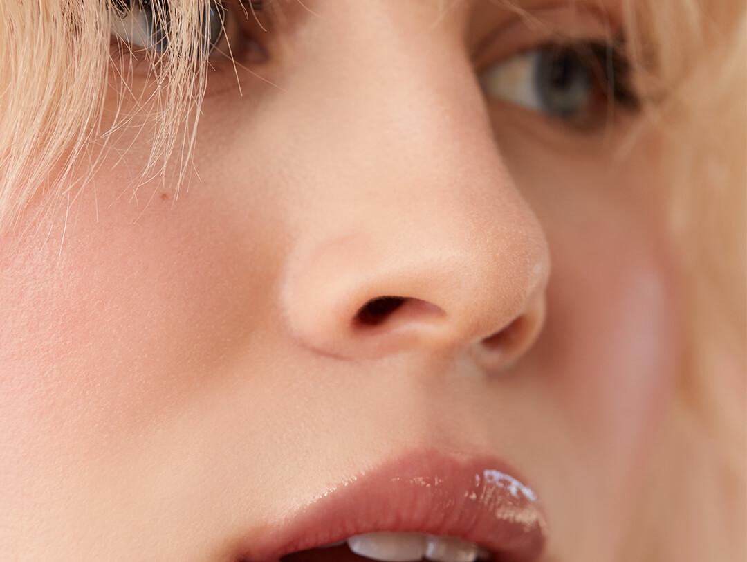 Close-up of a makeup with a no-makeup makeup look Desktop