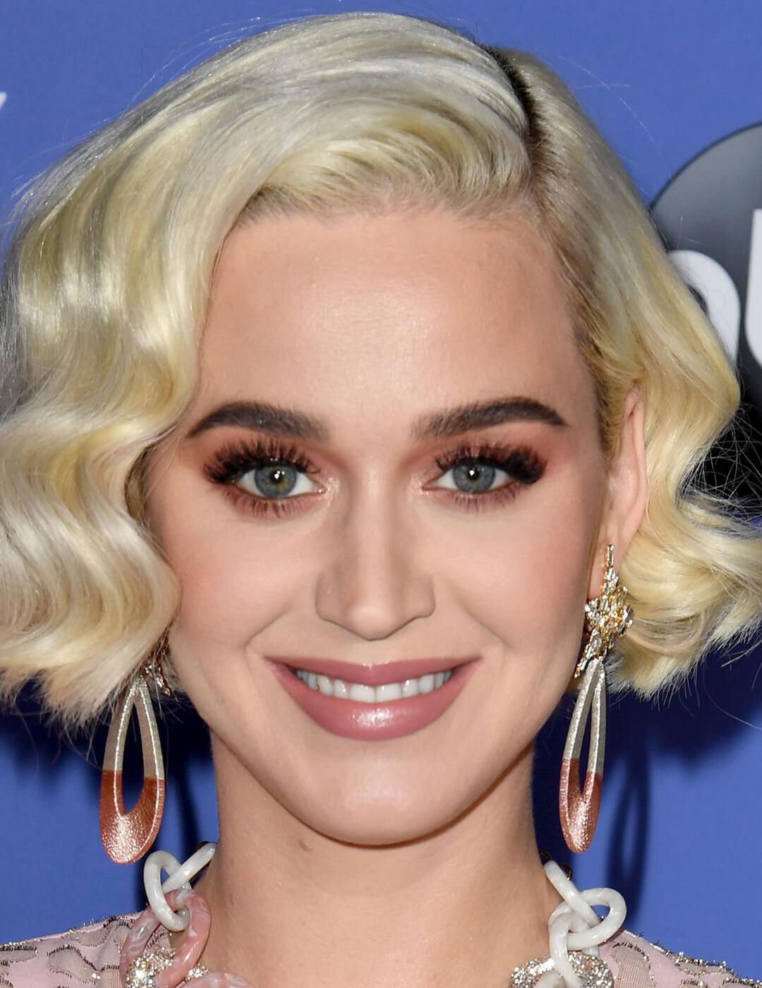 A photo of Katy Perry with an out-to-there lashes and thick black liner on the top lash line Desktop