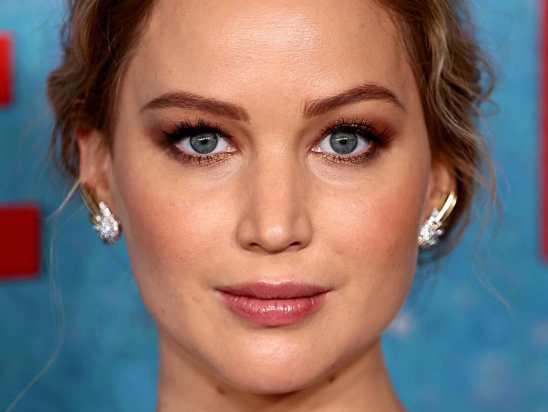 Close-up image of a glam Jennifer Lawrence Desktop