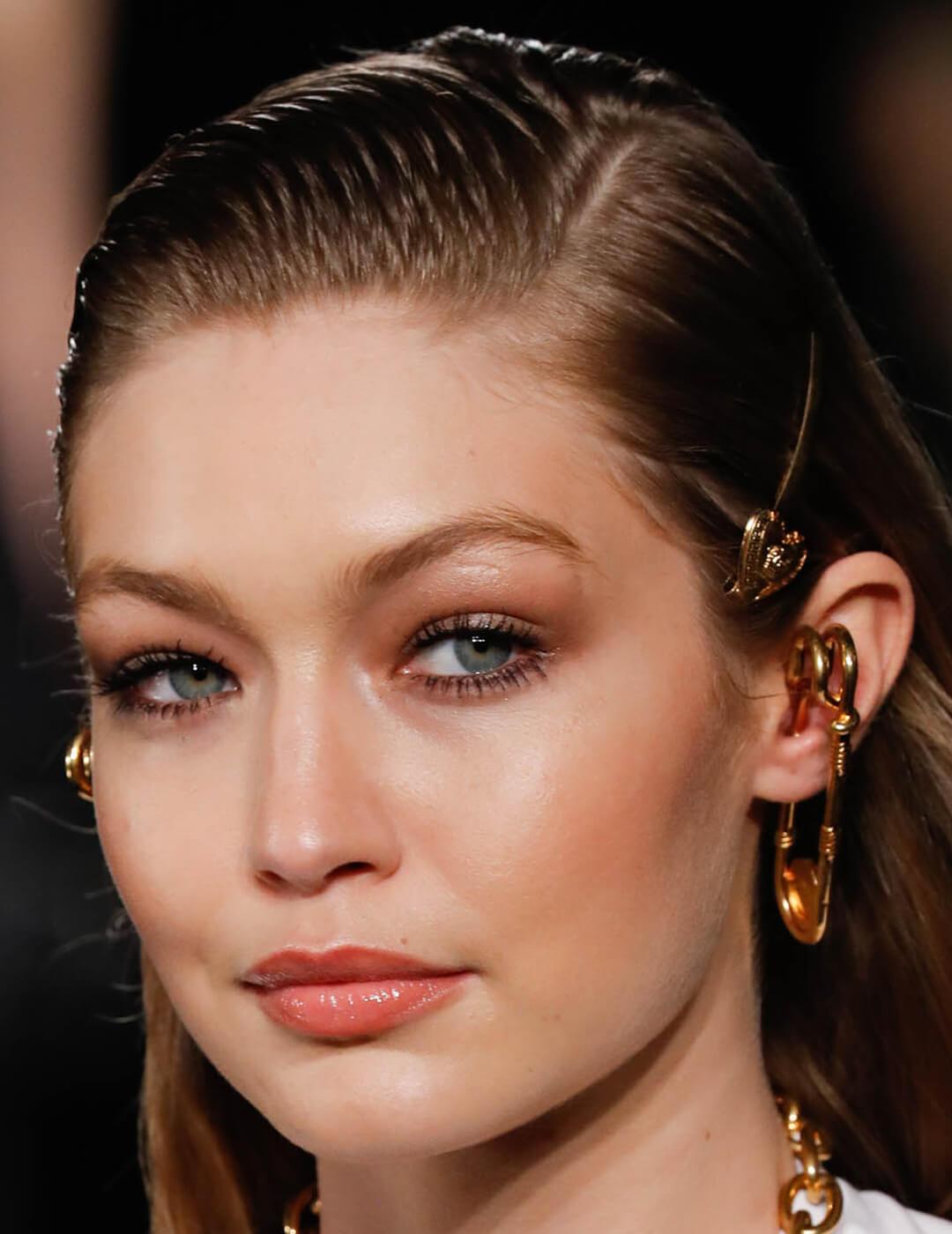 A photo of Gigi Hadid is wearing black liner and mascara Desktop