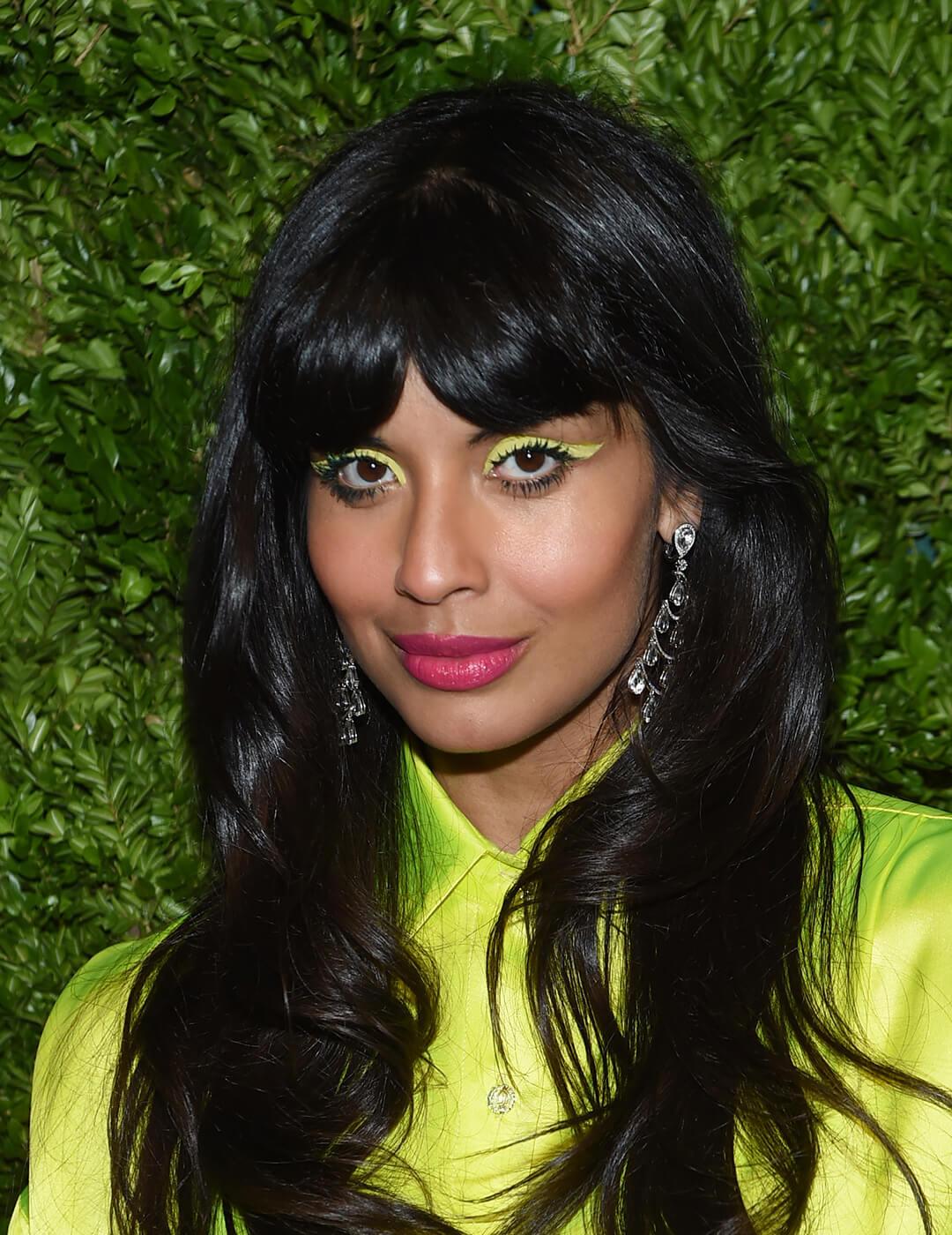 Jameela Jamil rocking a neon yellow eyeliner makeup look and neon yellow dress at the red carpet Desktop