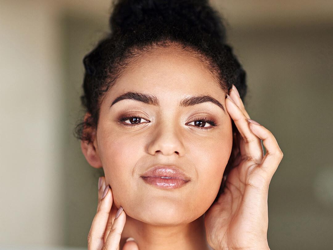 Image of a woman with neutral makeup posing Desktop