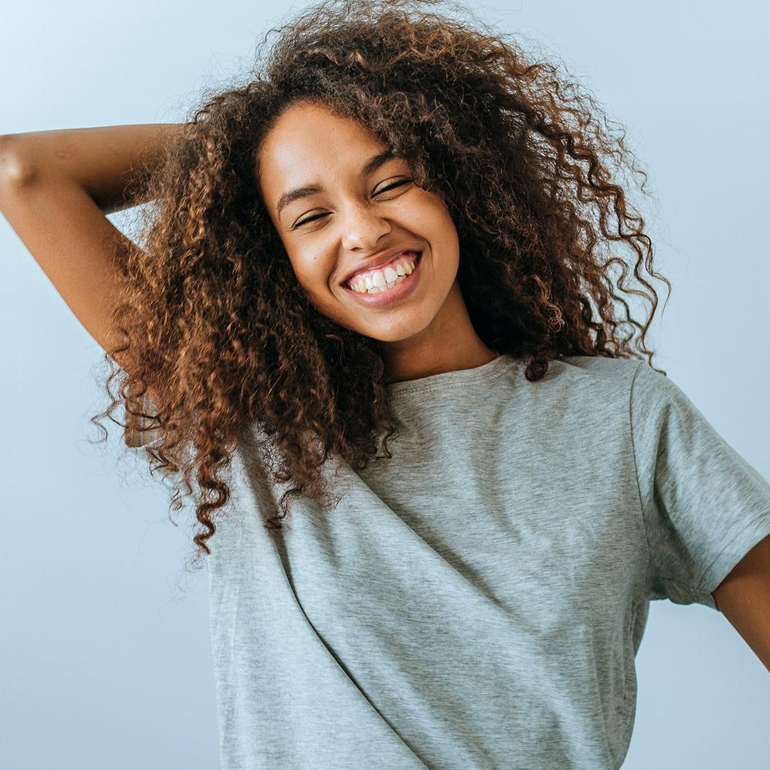 A photo of a woman with curly hair Desktop
