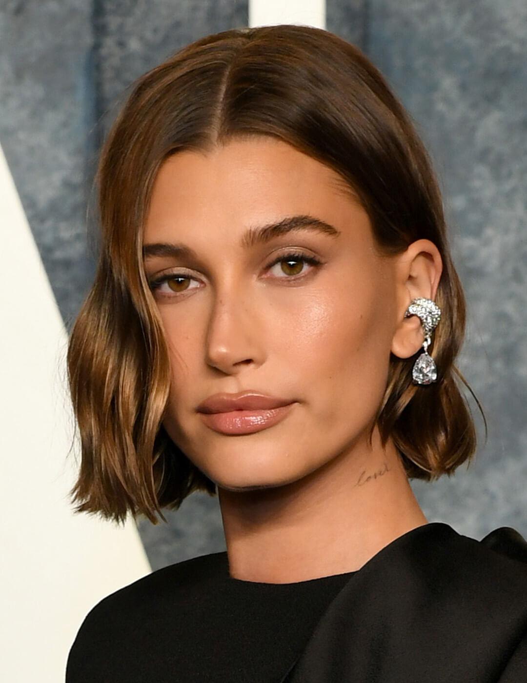 Hailey Bieber attends the 2023 Vanity Fair Oscar Party Hosted By Radhika Jones at Wallis Annenberg Center for the Performing Arts on March 12, 2023 in Beverly Hills, California. Desktop