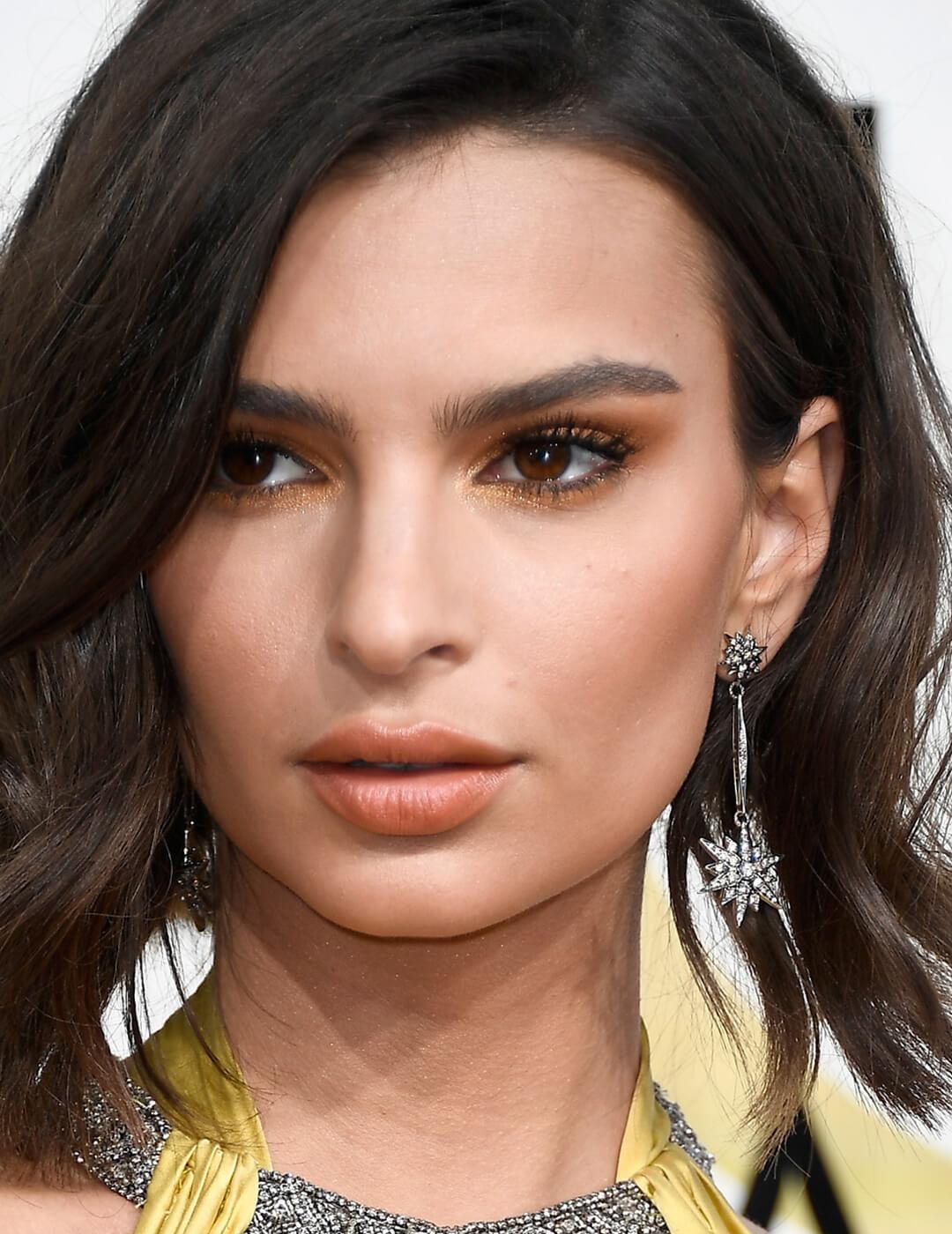 Emily Ratajkowski looking fierce in a peach monochromatic makeup look Desktop