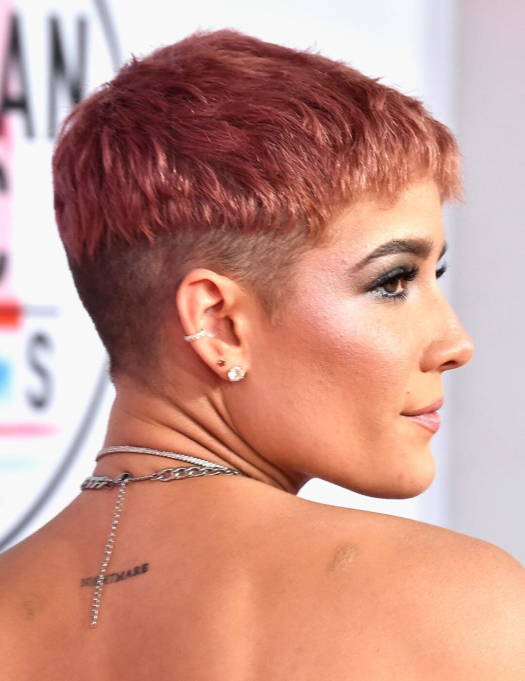 Side profile of Halsey rocking a rose gold blunt pixie undercut hairstyle on the red carpet Desktop