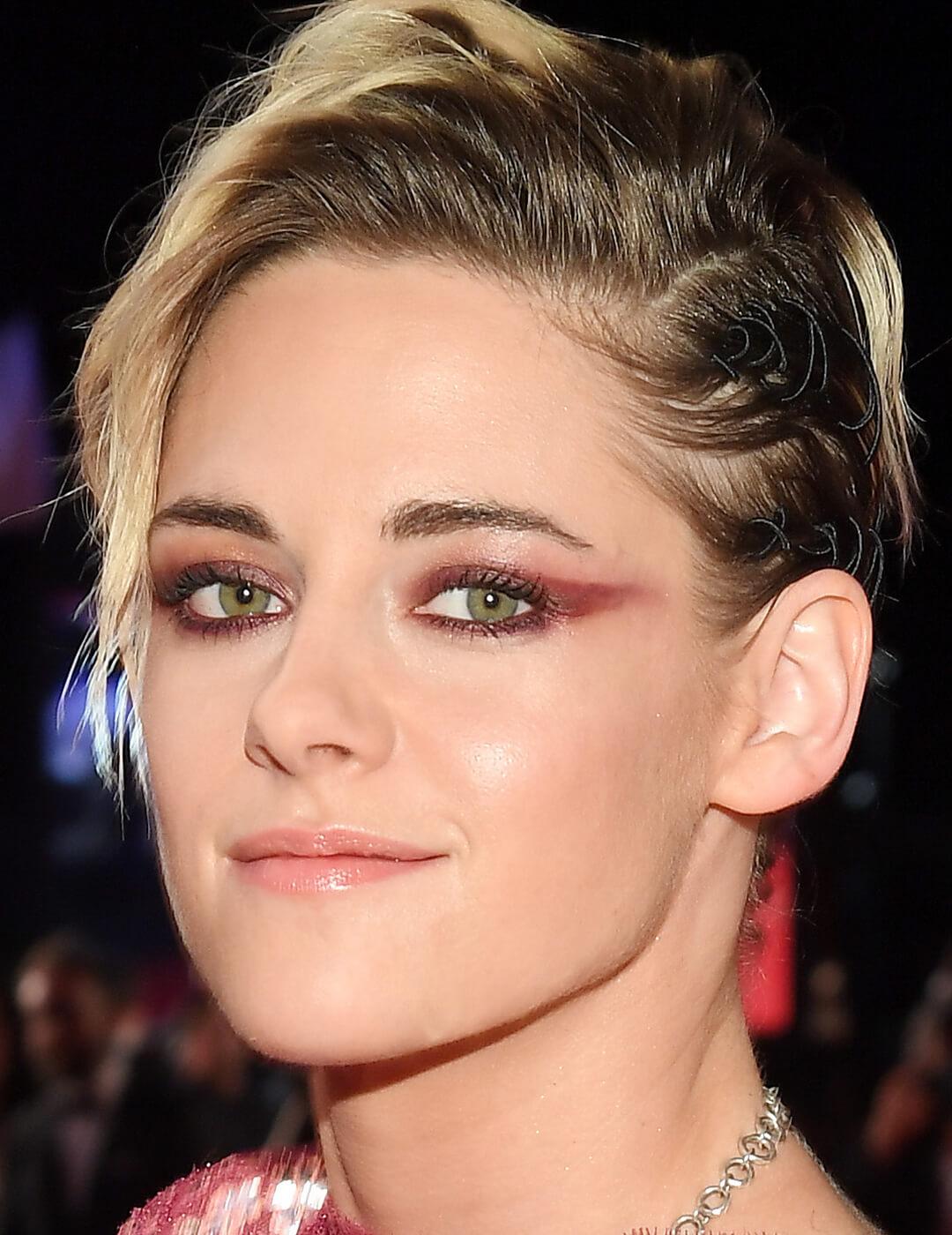 Close-up of Kristen Stewart rocking a rose eyeshadow and maroon cat-eye makeup look Desktop