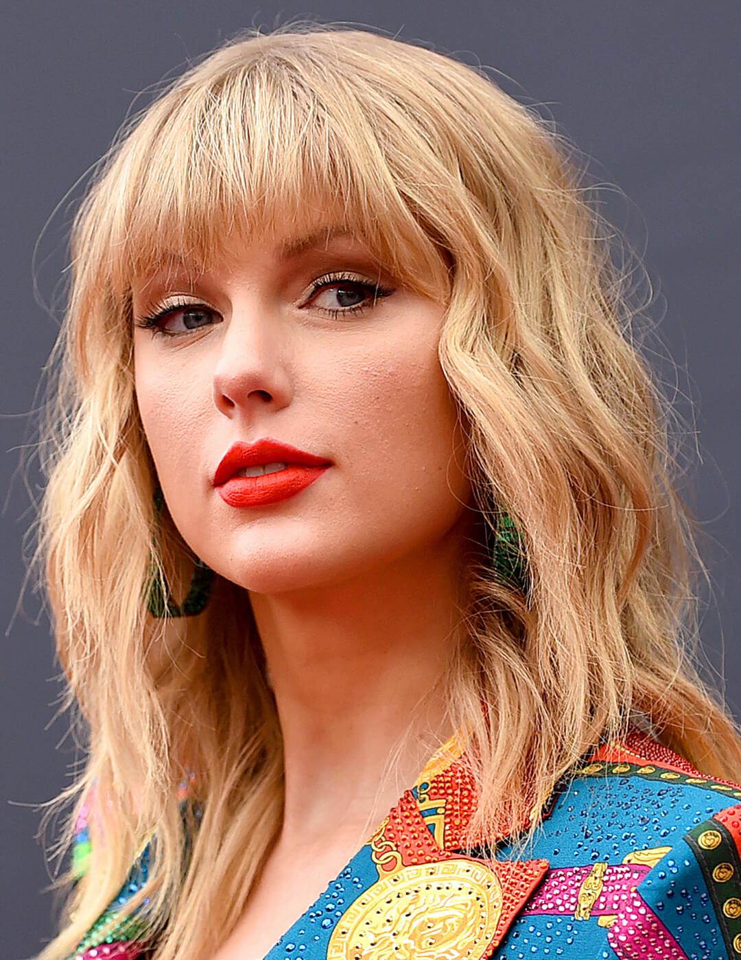 A photo of Taylor Swift with a piece-y shag Mobile